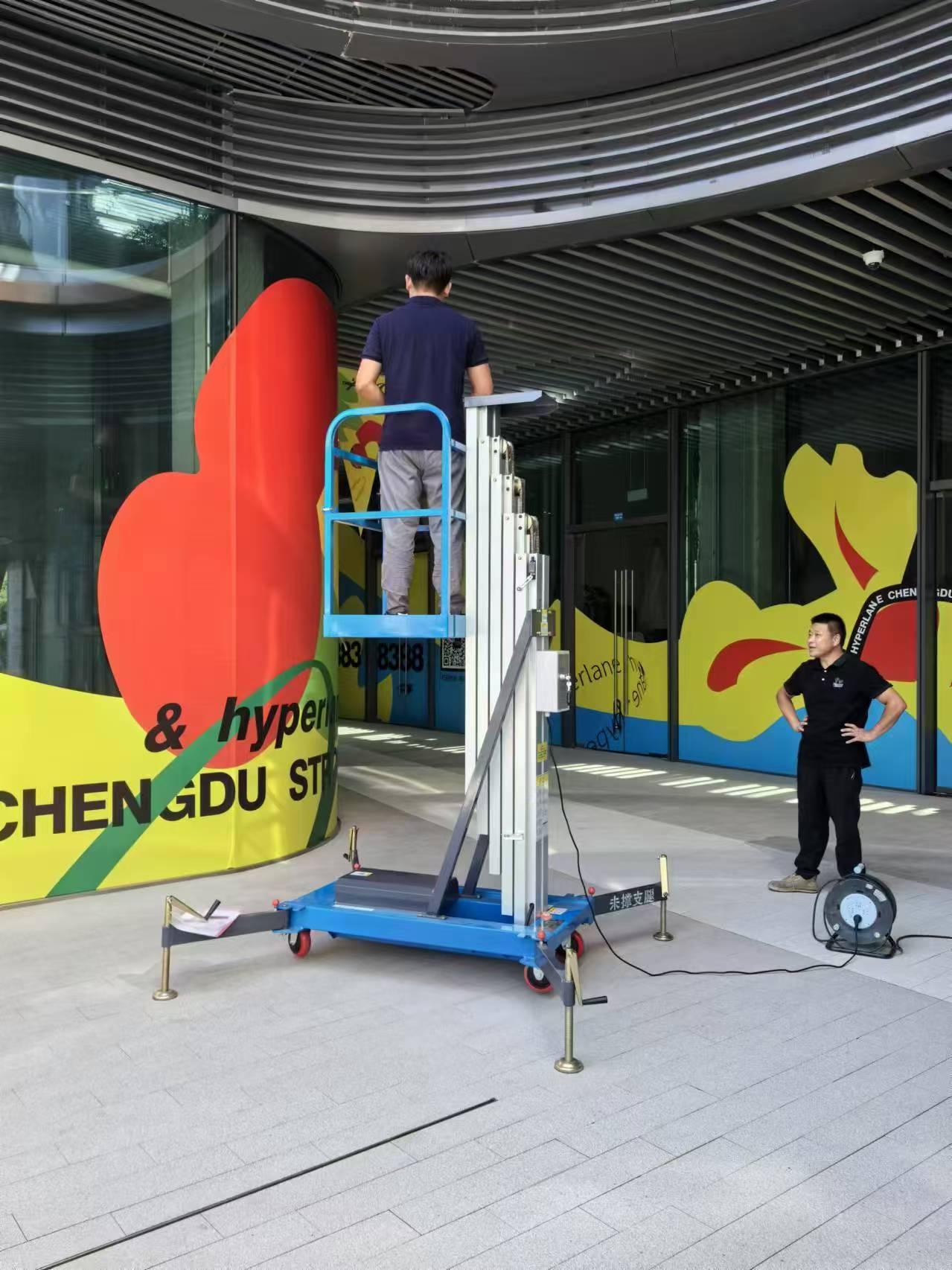 單柱鋁合金升降機(jī)交貨現(xiàn)場(chǎng)