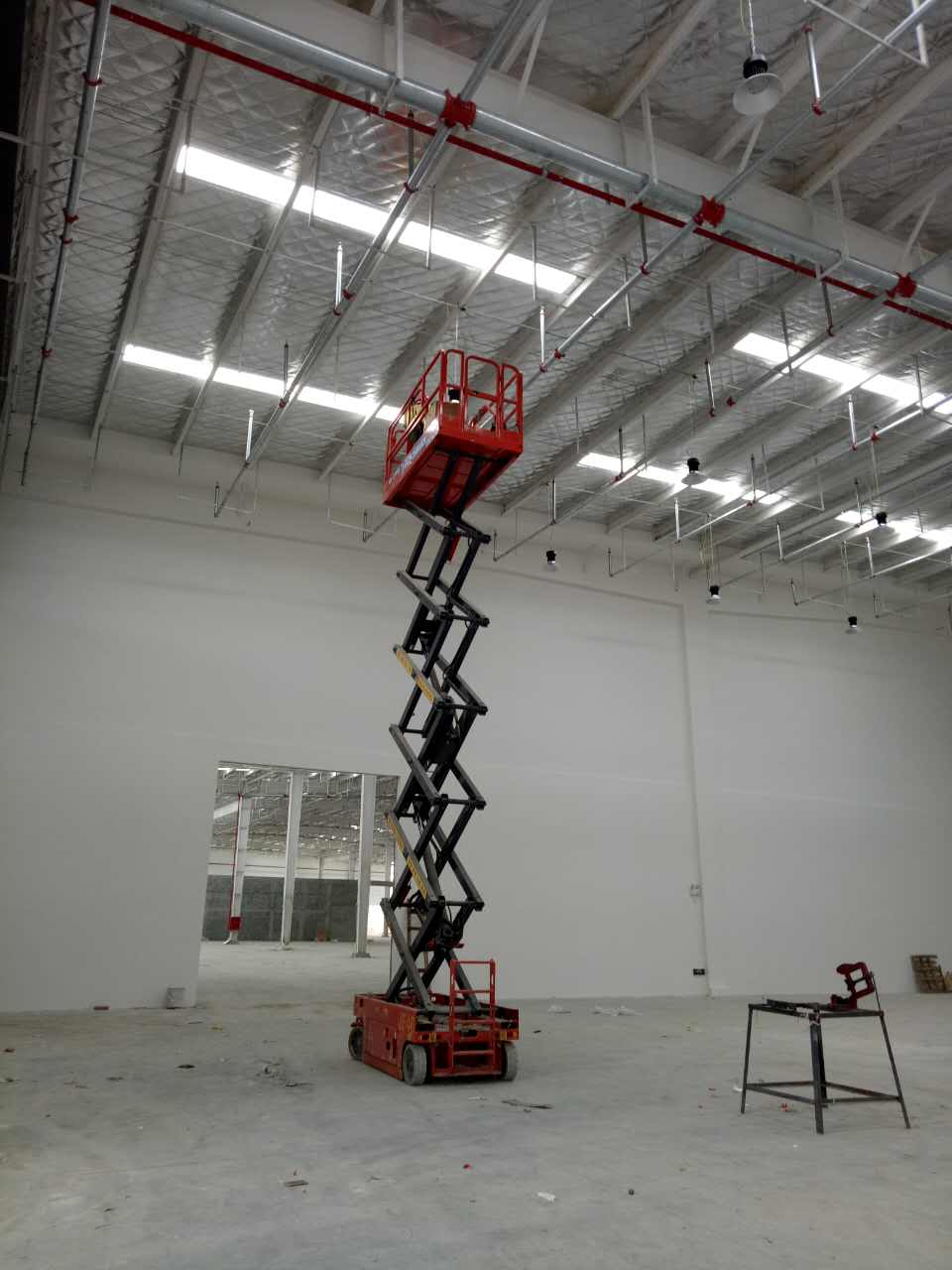 成都自行式升降機(jī)多少錢(qián)一臺(tái)