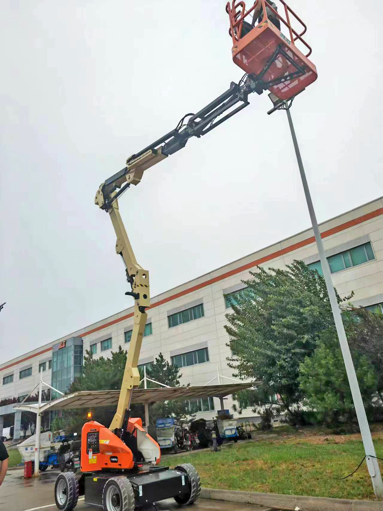 成都電動登高車租賃價格多少錢一臺